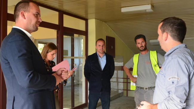 Kastrati i kënaqur me punët e renovimit të QKMF-së në Kamenicë dhe QMF-së në Hogosht