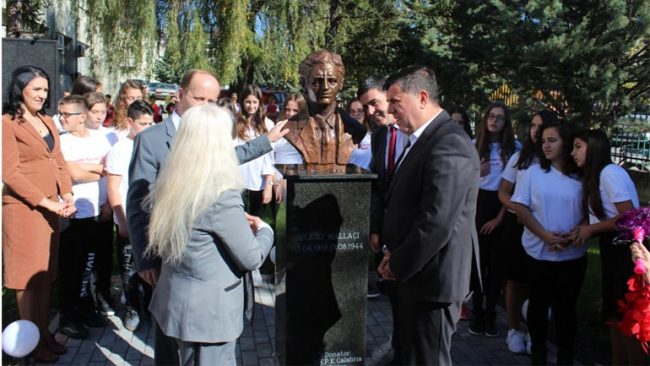 Inaugurohet busti i dëshmorit Selami Hallaçi në shkollën që e mban emrin e tij