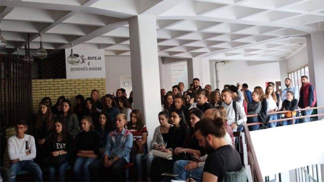 Kryetari i Vitisë takon studentët vitias, diskutohet mbi ndarjen e bursave