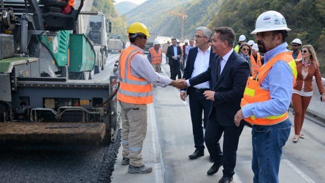 ​MI: Filloi asfaltimi i urës më të gjatë në rajon