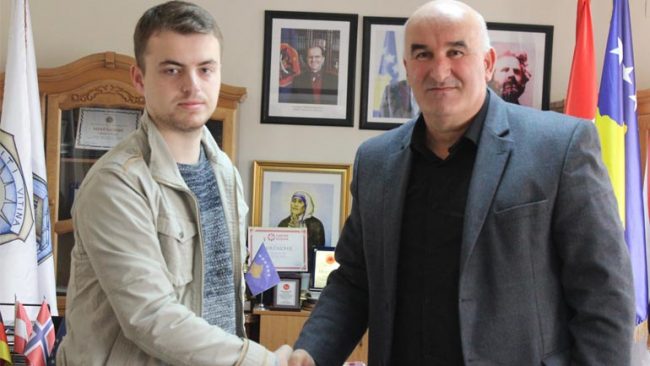 Kryetari Sokol Haliti priti në takim studentin e dalluar të mjekësisë, Arbër Avdiu