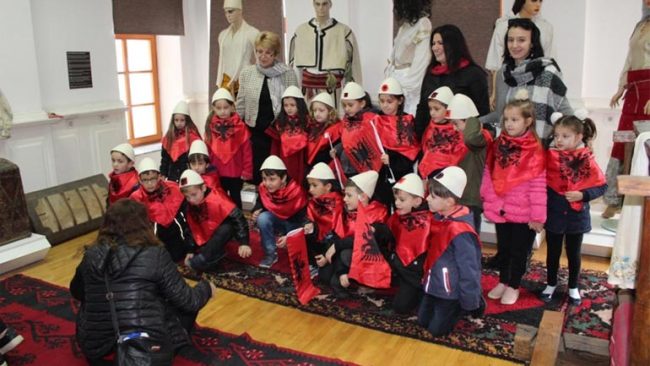 Nxënësit e klasave të para të shkollës “Thimi Mitko”, vizituan muzeun rajonal