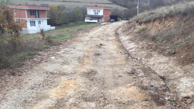 Vazhdojnë punimet në rregullimin e infrastrukturës rrugore në Fshatin e Ri