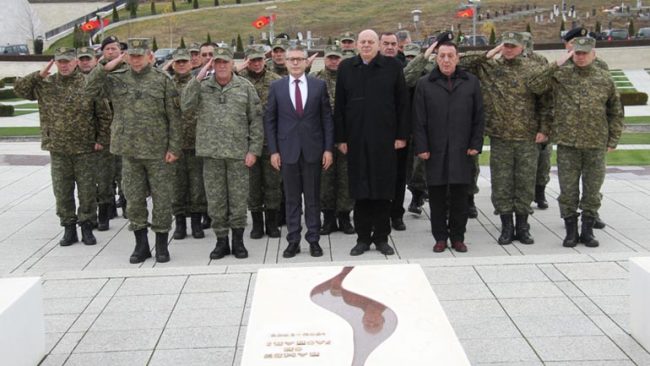 FSK bënë homazhe te varri i Komandantit Legjendar Adem Jashari