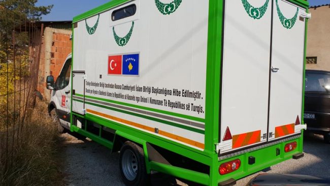 Unioni i Komunave të Turqisë i dhuroi KBI-së në Gjilan një makinë për shërbime mortore
