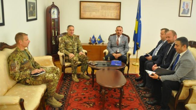 Ministri Mustafa priti në takim komandantin e KFOR-it në Kosovë