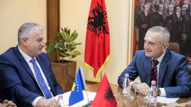 Ministri Rrustem Berisha u prit nga presidenti shqiptar Ilir Meta dhe ministrja e Mbrojtjes Olta Xhaçka