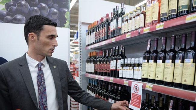 Shala në terren, inspekton zbatimin e urdhëresës që ndalon shitjen e duhanit dhe alkoolit për të miturit