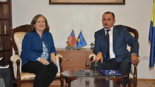 Ministri Mustafa takoi të ngarkuarën me punë në ambasadën e SHBA-së Colleen Hyland