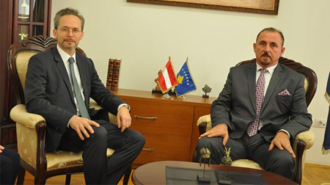 Ministri Mustafa priti në takim njoftues ambasadorin e Austrisë