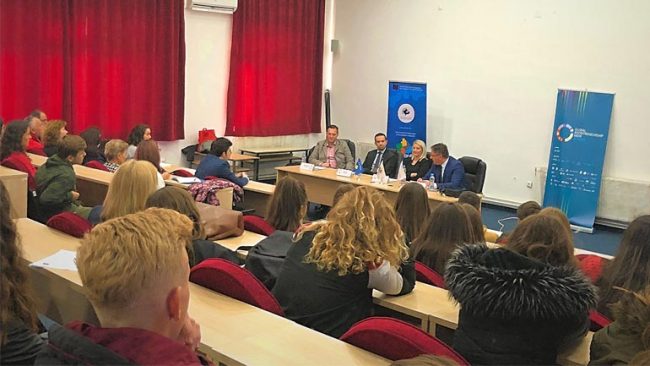 Studentëve dhe nxënësve të shkollave të mesme u flitet për ndërmarrësi