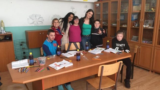 Përfaqësuesit e Qendrës Rinore të Vitisë vizitojnë nxënësit me nevoja të veçanta