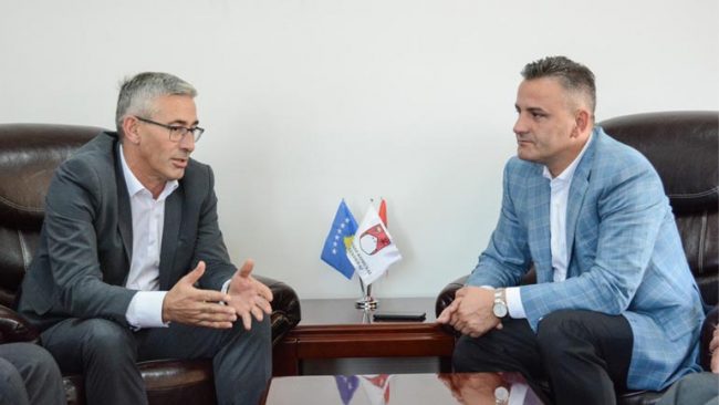 Kadriu e Jashari dakordohen me banorët e Skenderajt që punimet në përfundimin e rrugëve të vazhdojnë
