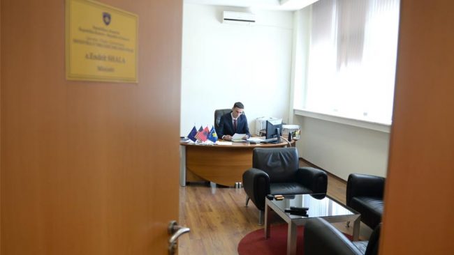 Ministri Shala merr vendim që ndalon shitjen dhe shërbimin e alkoolit dhe duhanit për të miturit