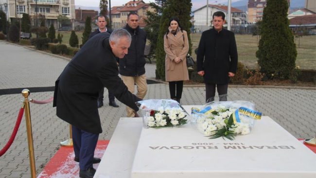 Ministri Berisha bënë homazhe te varri i ish-presidentit Ibrahim Rugova