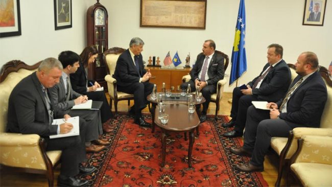 Ministri Mustafa priti në takim njoftues ambasadorin e SHBA-së në Kosovë