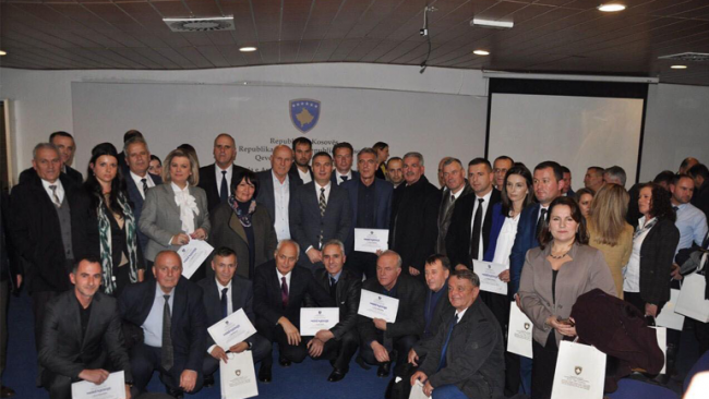 Ministri Bytyqi ndanë mirënjohje për drejtorin dhe mësimdhënësin më të suksesshëm nga Kamenica