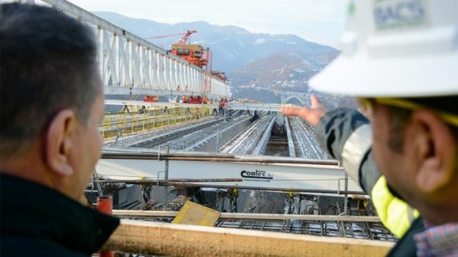 “Arbën Xhaferi” po merr formën përfundimtare, vendoset trari i fundit në urë