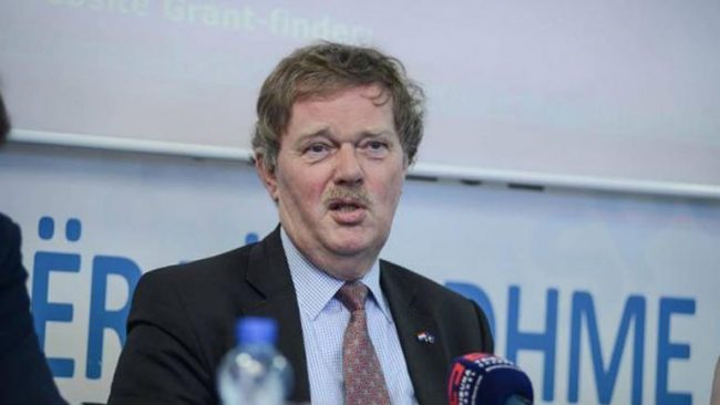 Ish-ambasadori i Holandës: Pse s’duhet të ketë ushtri një vend i pavarur?
