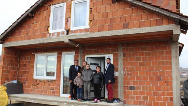 Komuna me donatorët ia ndërtojnë shtëpinë dhe bashkojnë familjen shtatë anëtarëshe të Rrahim Korçës