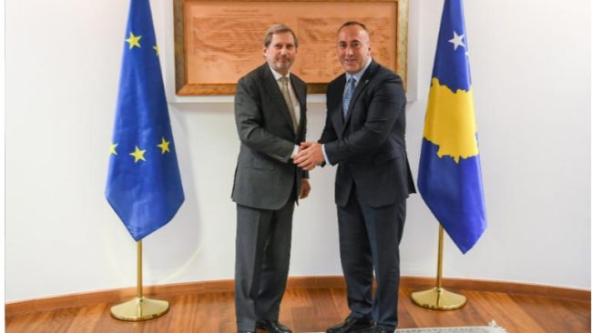 Kryeministri Haradinaj ka pritur në takim Komisionerin Hahn