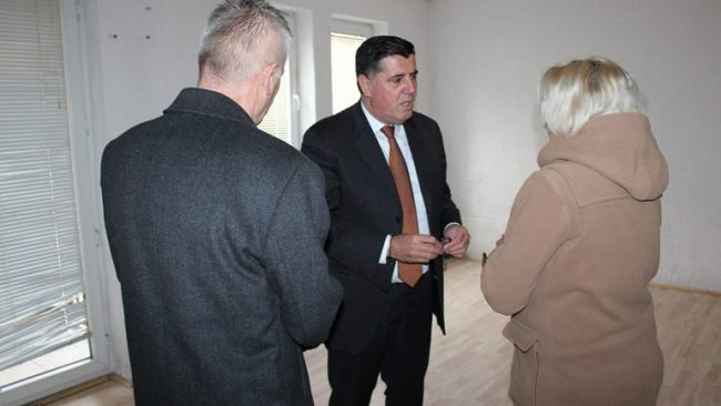 Në prag të ndërrimit të motmoteve, Lutfi Haziri i dhuron çelësat e banesës familjes së Ismaile Buqajt