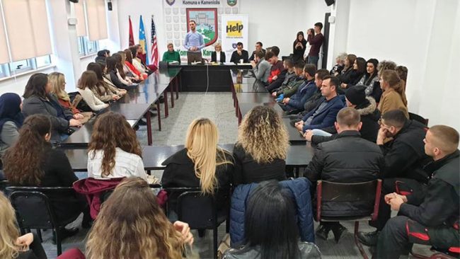 Shpërndahen 43 çertifikata për përfituesit e aftësimit profesional