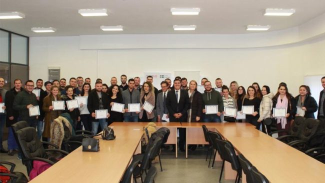 Gjilani, USAID dhe organizata HELP ndajnë certifikatat e trajnimit për të rinjtë
