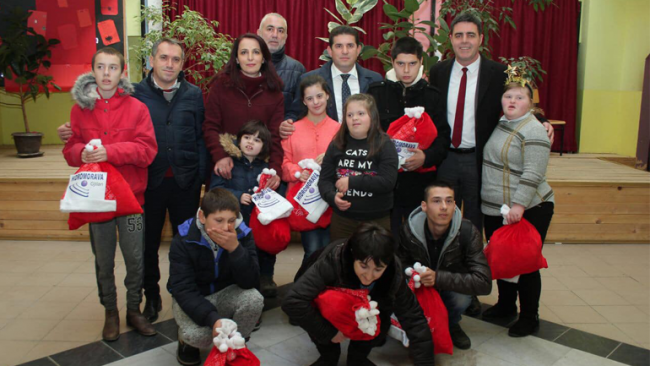 “Hidromorava” e Drejtoria e Arsimit shpërndajnë dhurata për fëmijët me nevoja të veçanta