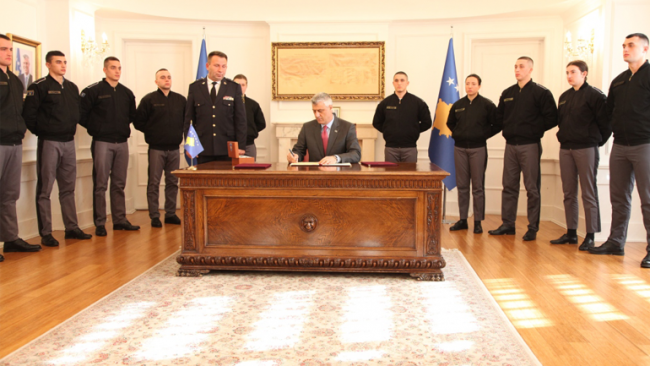 Presidenti dekreton ligjet që zyrtarizojnë krijimin e Ushtrisë së Kosovës