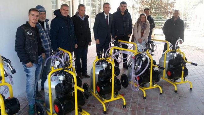 Shpërndahen edhe pesë makina mjelëse
