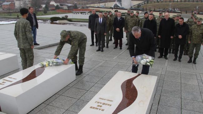 Ministri i Mbrojtjes dhe Komandanti i FSK-së bënë homazhe në Prekaz