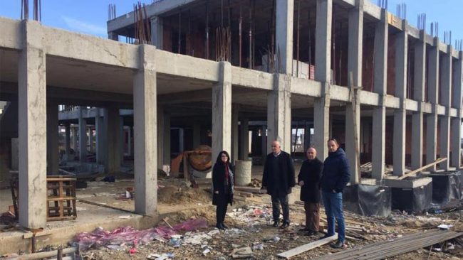Kryetari i Vitisë viziton vendpunimet ku po ndërtohet shkolla dhe ura