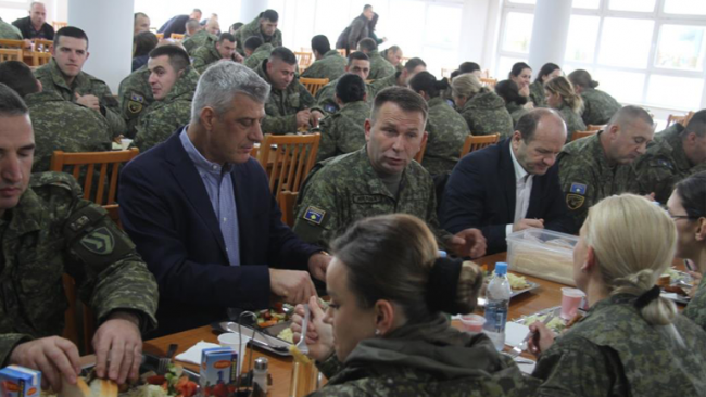 Presidenti Hashim Thaçi drekon së bashku me ushtarët e Kosovës