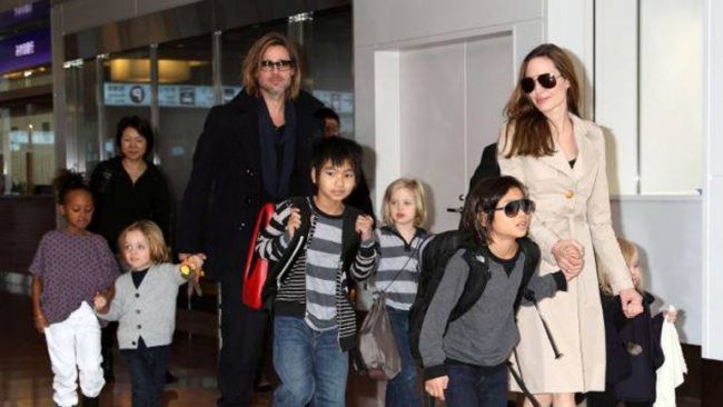 Angelina ‘ngushëllohet’, e lumtur me fëmijët që po i ngjajnë babait