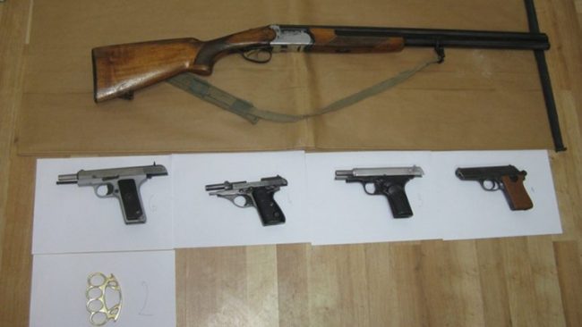 Identifikohet një viktimë e trafikimit, arrestohet i dyshuar të cilit i konfiskohen edhe armë ilegale