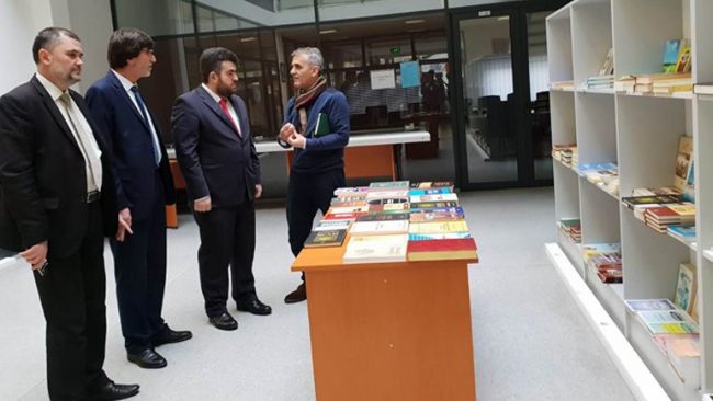 KBI i dhuroi Bibliotekës së qytetit 110 tituj librash me 452 ekzemplarë