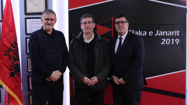 Haziri falënderon Rexhep Limanin për kontributin në gala mbrëmjen “Pak nga ne, shumë për ata”