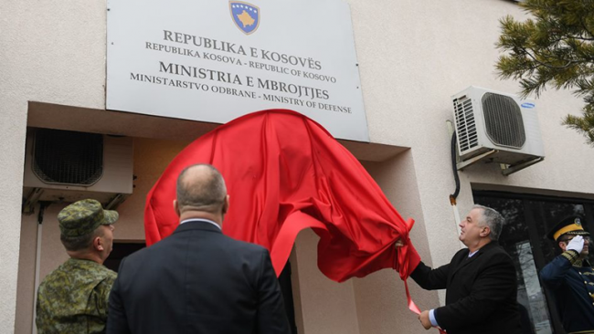Kryeministri Haradinaj mori pjesë në zbulimin e pllakës me mbishkrimin Ministria e Mbrojtjes