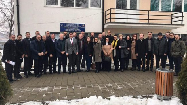 DKA fton mësimdhënësit të ndërpresin grevën dhe nga e marta nxënësit t’i kthehen procesit mësimor