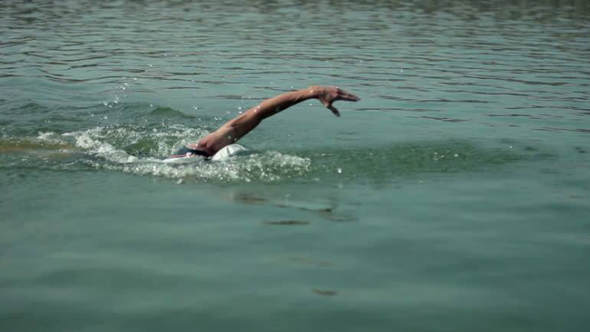 Sfidon policinë, noton 5 km për t’u arratisur