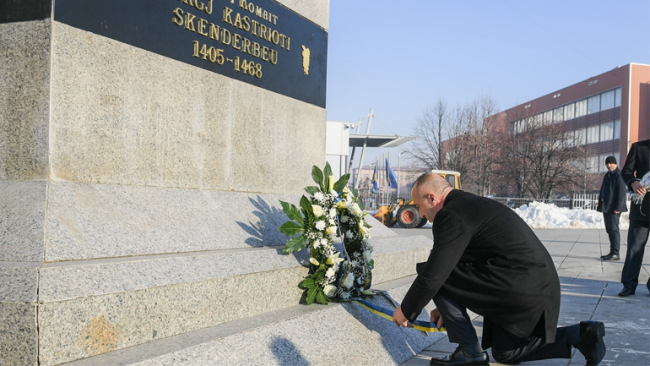 Kryeministri Haradinaj bëri homazhe te Shtatorja e Gjergj Kastriotit Skënderbeut
