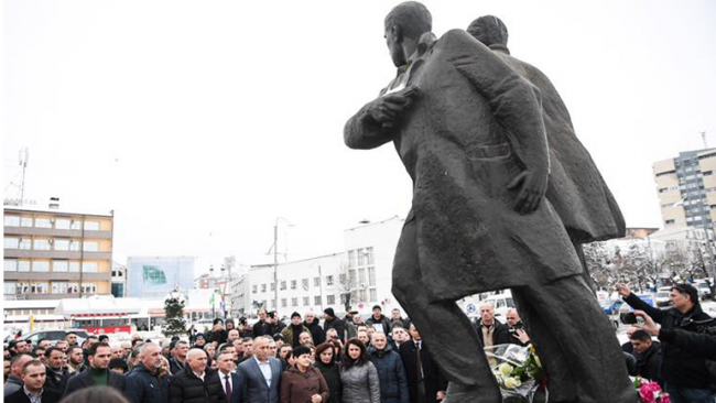 Kryeministri Haradinaj nderon heronjtë Rexhep Mala e Nuhi Berisha