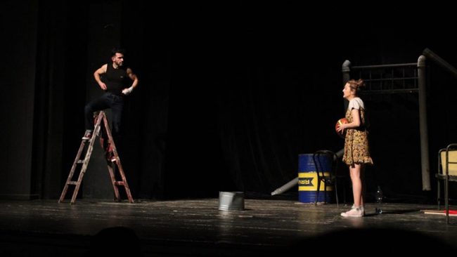“Kreolët e Ballkanit”, shfaqje provokuese që flet për fëmijët nga martesat e përziera, refleksioni në problemet shqiptaro-serbe