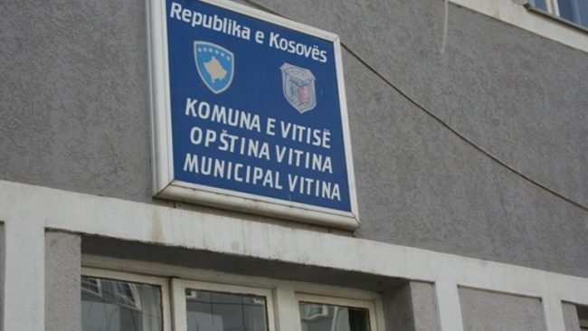 Sqarohet Komuna e Vitisë lidhur me ndalimin e zyrtarëve komunal