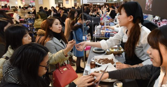 Në Japoni festë e veçantë, burrat ia kthejnë dhuratën e 14 Shkurtit grave