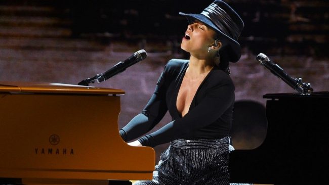Alicia Keys shkëlqen, këndon dhe luan në dy piano