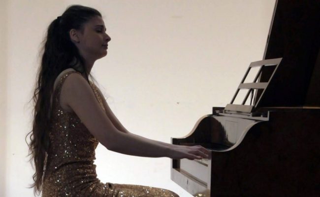 Pianistja gjilanase shkëlqen në Gjermani, publiku e kthen disa herë në skenë