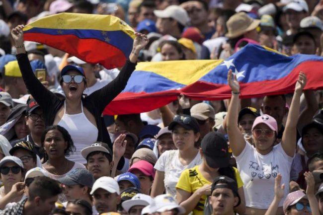 Koncerte rivalizuese politike në kufirin Venezuelë-Kolumbi