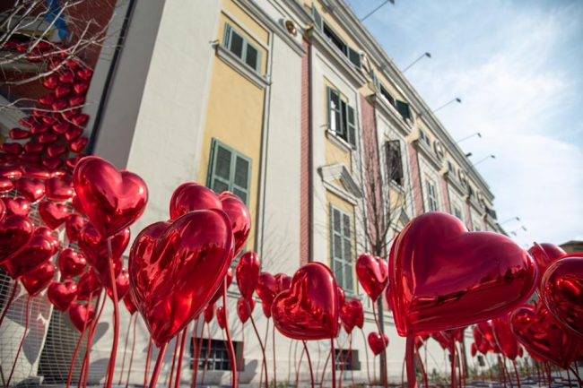 Tirana plot zemra, vishet me të kuqe për Shën Valentin